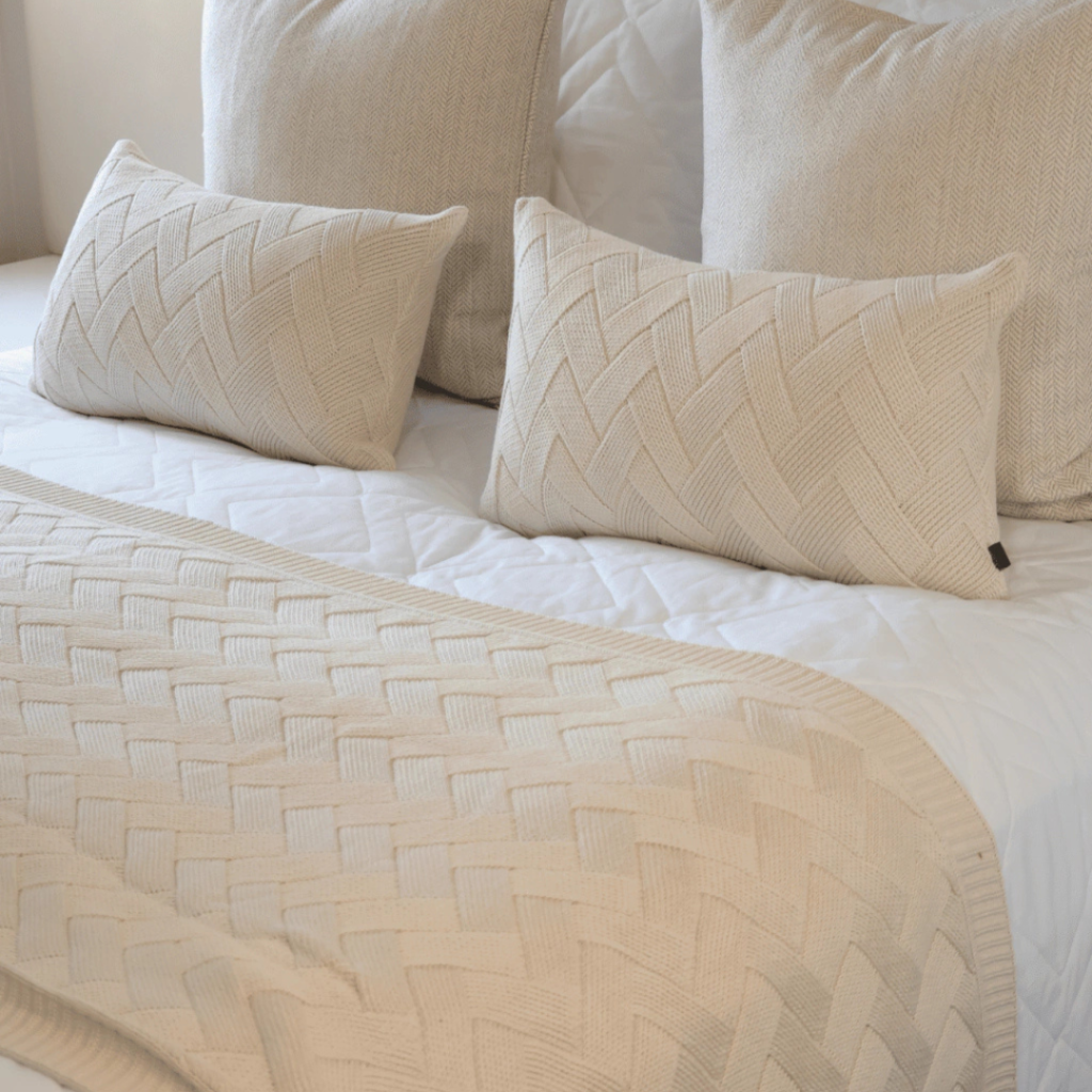 Manta peseira para cama de casal, cama queen, cama king e funciona muito bem para sofás grandes, manta em tricot offwhite modelo geométrico e com design exclusivo, peça incrível para deixar o seu ambiente estiloso, com personalidade, super aconchegante e muito sofisticado. O material é feito em tricot de alta qualidade, a manta é suave ao toque e muito agradável, e para garantir a durabilidade da sua manta, siga as instruções de lavagem que acompanham o produto.