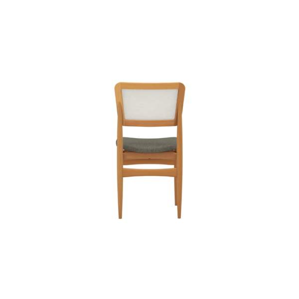 A cadeira Stela é a escolha certa! Com um estilo único e muito moderno, ela é produzida em estrutura resistente, de madeira de eucalipto, garantindo mais durabilidade. Entregue montada, ela suporta até 120 kg, além de combinar com todas as ocasiões, e com medidas de 88 cm de altura, sendo 50 cm a altura do assento, 45,5 cm de largura e 53 cm de profundidade, para ainda mais comodidade, o assento possui um design curvo, acomodando perfeitamente à mesa, e sendo estofado com tecido linho mesclado chumbo, garante um toque suave e gostoso para uma sala de jantar ainda mais completa. Os destaques ficam para a telinha bege no encosto da cadeira, que além de trazer modernidade, torna a peça ainda mais diferenciada. Os pés, torneados palitos, aliados ao assento flutuante, são outro diferencial que chama atenção na peça e transformam seu espaço e momentos, garantindo ainda mais beleza e sofisticação.