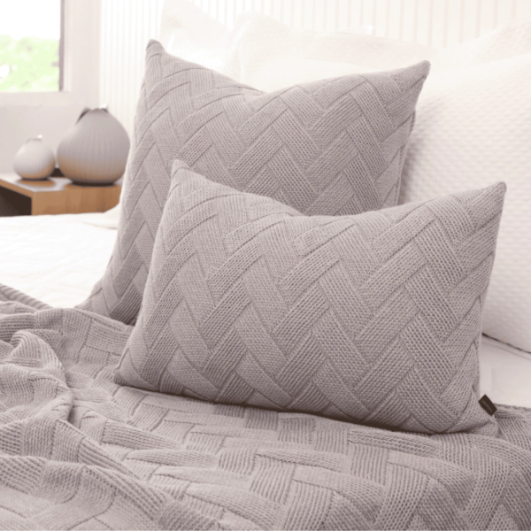 Manta peseira para cama de casal, cama queen, cama king e funciona muito bem para sofás grandes, manta em tricot cinza claro modelo geométrico e com design exclusivo, peça incrível para deixar o seu ambiente estiloso, com personalidade, super aconchegante e muito sofisticado. O material é feito em tricot de alta qualidade, a manta é suave ao toque e muito agradável, e para garantir a durabilidade da sua manta, siga as instruções de lavagem que acompanham o produto.