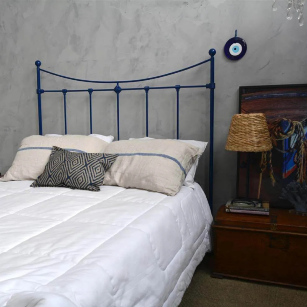 A cama Dom de casal em ferro com pezeira alta de 80 cm não é apenas um móvel, mas uma peça que inspira a elegância e a funcionalidade. Seu design encantador transforma o quarto em um verdadeiro refúgio de tranquilidade, onde cada noite é uma nova experiência de conforto. Ideal para quartos de hóspedes, adolescentes e adultos, esta cama oferece um espaço seguro e confortável para dormir, ler e relaxar. Feita manualmente em ferro de alta qualidade, é extremamente resistente e durável. O tratamento de galvanização à fogo e o acabamento em pintura eletrostática garantem proteção contra ferrugem, permitindo seu uso em qualquer ambiente, inclusive em cidades litorâneas. Além disso, a cama é fácil de montar e praticamente não requer manutenção, proporcionando praticidade e tranquilidade por décadas.