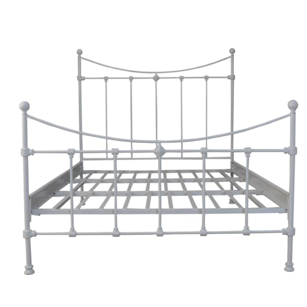 A cama Dom de casal em ferro com pezeira alta de 80 cm não é apenas um móvel, mas uma peça que inspira a elegância e a funcionalidade. Seu design encantador transforma o quarto em um verdadeiro refúgio de tranquilidade, onde cada noite é uma nova experiência de conforto. Ideal para quartos de hóspedes, adolescentes e adultos, esta cama oferece um espaço seguro e confortável para dormir, ler e relaxar. Feita manualmente em ferro de alta qualidade, é extremamente resistente e durável. O tratamento de galvanização à fogo e o acabamento em pintura eletrostática garantem proteção contra ferrugem, permitindo seu uso em qualquer ambiente, inclusive em cidades litorâneas. Além disso, a cama é fácil de montar e praticamente não requer manutenção, proporcionando praticidade e tranquilidade por décadas.