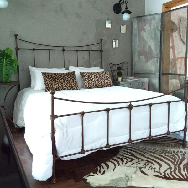 A cama Dom de casal em ferro com pezeira alta de 80 cm não é apenas um móvel, mas uma peça que inspira a elegância e a funcionalidade. Seu design encantador transforma o quarto em um verdadeiro refúgio de tranquilidade, onde cada noite é uma nova experiência de conforto. Ideal para quartos de hóspedes, adolescentes e adultos, esta cama oferece um espaço seguro e confortável para dormir, ler e relaxar. Feita manualmente em ferro de alta qualidade, é extremamente resistente e durável. O tratamento de galvanização à fogo e o acabamento em pintura eletrostática garantem proteção contra ferrugem, permitindo seu uso em qualquer ambiente, inclusive em cidades litorâneas. Além disso, a cama é fácil de montar e praticamente não requer manutenção, proporcionando praticidade e tranquilidade por décadas.