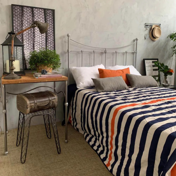 A cama Dom de casal em ferro com pezeira alta de 80 cm não é apenas um móvel, mas uma peça que inspira a elegância e a funcionalidade. Seu design encantador transforma o quarto em um verdadeiro refúgio de tranquilidade, onde cada noite é uma nova experiência de conforto. Ideal para quartos de hóspedes, adolescentes e adultos, esta cama oferece um espaço seguro e confortável para dormir, ler e relaxar. Feita manualmente em ferro de alta qualidade, é extremamente resistente e durável. O tratamento de galvanização à fogo e o acabamento em pintura eletrostática garantem proteção contra ferrugem, permitindo seu uso em qualquer ambiente, inclusive em cidades litorâneas. Além disso, a cama é fácil de montar e praticamente não requer manutenção, proporcionando praticidade e tranquilidade por décadas.