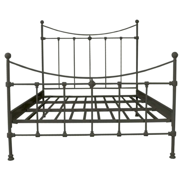 A cama Dom de casal em ferro com pezeira alta de 80 cm não é apenas um móvel, mas uma peça que inspira a elegância e a funcionalidade. Seu design encantador transforma o quarto em um verdadeiro refúgio de tranquilidade, onde cada noite é uma nova experiência de conforto. Ideal para quartos de hóspedes, adolescentes e adultos, esta cama oferece um espaço seguro e confortável para dormir, ler e relaxar. Feita manualmente em ferro de alta qualidade, é extremamente resistente e durável. O tratamento de galvanização à fogo e o acabamento em pintura eletrostática garantem proteção contra ferrugem, permitindo seu uso em qualquer ambiente, inclusive em cidades litorâneas. Além disso, a cama é fácil de montar e praticamente não requer manutenção, proporcionando praticidade e tranquilidade por décadas.