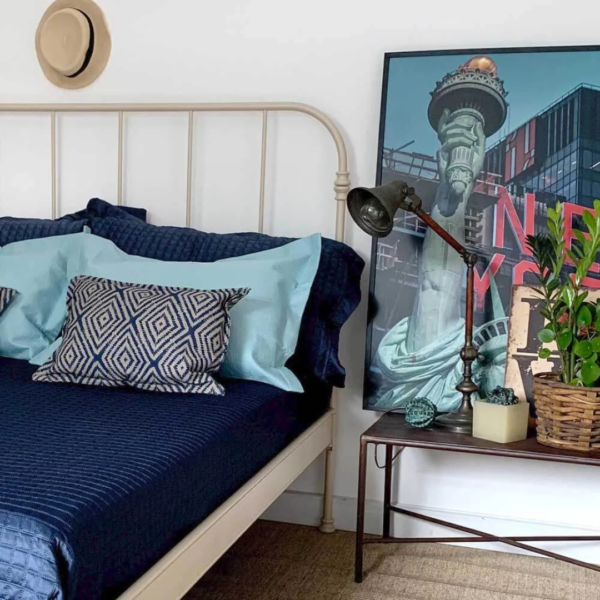 A cama modelo Patente de casal é a escolha perfeita para quem deseja unir elegância e funcionalidade em um único móvel. Esta peça versátil em ferro é ideal para decorar todos os tipos de quarto, proporcionando um ambiente encantador e seguro para descanso e momentos de relaxamento. Com a pezeira reta, o ambiente fica mais amplo e esse modelo é mais fácil de manter organizado. Feita manualmente em ferro de alta qualidade, esta cama é extremamente resistente e durável. O tratamento de galvanização à fogo e o acabamento em pintura eletrostática garantem proteção contra ferrugem, permitindo seu uso em qualquer ambiente, inclusive em cidades litorâneas. Além disso, a cama é fácil de montar e praticamente não requer manutenção, proporcionando praticidade e tranquilidade por décadas.