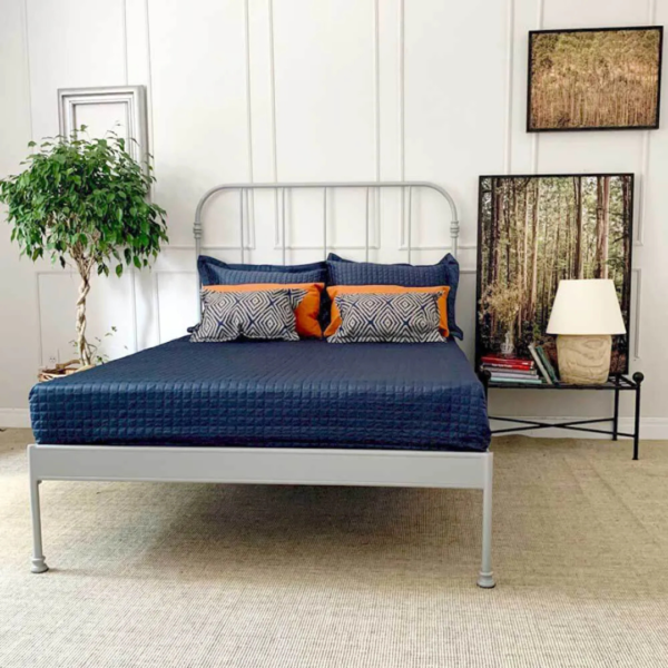 A cama modelo Patente de casal é a escolha perfeita para quem deseja unir elegância e funcionalidade em um único móvel. Esta peça versátil em ferro é ideal para decorar todos os tipos de quarto, proporcionando um ambiente encantador e seguro para descanso e momentos de relaxamento. Com a pezeira reta, o ambiente fica mais amplo e esse modelo é mais fácil de manter organizado. Feita manualmente em ferro de alta qualidade, esta cama é extremamente resistente e durável. O tratamento de galvanização à fogo e o acabamento em pintura eletrostática garantem proteção contra ferrugem, permitindo seu uso em qualquer ambiente, inclusive em cidades litorâneas. Além disso, a cama é fácil de montar e praticamente não requer manutenção, proporcionando praticidade e tranquilidade por décadas.