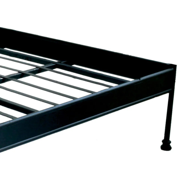 A cama modelo Patente de casal é a escolha perfeita para quem deseja unir elegância e funcionalidade em um único móvel. Esta peça versátil em ferro é ideal para decorar todos os tipos de quarto, proporcionando um ambiente encantador e seguro para descanso e momentos de relaxamento. Com a pezeira reta, o ambiente fica mais amplo e esse modelo é mais fácil de manter organizado. Feita manualmente em ferro de alta qualidade, esta cama é extremamente resistente e durável. O tratamento de galvanização à fogo e o acabamento em pintura eletrostática garantem proteção contra ferrugem, permitindo seu uso em qualquer ambiente, inclusive em cidades litorâneas. Além disso, a cama é fácil de montar e praticamente não requer manutenção, proporcionando praticidade e tranquilidade por décadas.