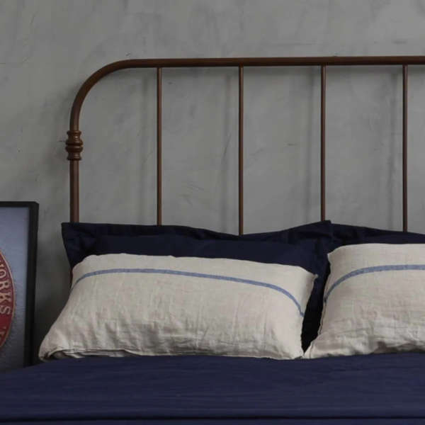 A cama modelo Patente de casal é a escolha perfeita para quem deseja unir elegância e funcionalidade em um único móvel. Esta peça versátil em ferro é ideal para decorar todos os tipos de quarto, proporcionando um ambiente encantador e seguro para descanso e momentos de relaxamento. Com a pezeira reta, o ambiente fica mais amplo e esse modelo é mais fácil de manter organizado. Feita manualmente em ferro de alta qualidade, esta cama é extremamente resistente e durável. O tratamento de galvanização à fogo e o acabamento em pintura eletrostática garantem proteção contra ferrugem, permitindo seu uso em qualquer ambiente, inclusive em cidades litorâneas. Além disso, a cama é fácil de montar e praticamente não requer manutenção, proporcionando praticidade e tranquilidade por décadas.