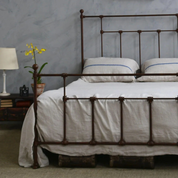 A cama Versailles de casal em ferro com pezeira alta não é apenas um móvel, mas uma peça que inspira a elegância e a funcionalidade. Seu design encantador transforma o quarto em um verdadeiro refúgio de tranquilidade, onde cada noite é uma nova experiência de conforto. Ideal para quartos de hóspedes, adolescentes e adultos, esta cama oferece um espaço seguro e confortável para dormir, ler e relaxar. Feita manualmente em ferro de alta qualidade, esta cama de casal é extremamente resistente e durável. O tratamento de galvanização à fogo e o acabamento em pintura eletrostática garantem proteção contra ferrugem, permitindo seu uso em qualquer ambiente, inclusive em cidades litorâneas. Além disso, a cama é fácil de montar e praticamente não requer manutenção, proporcionando praticidade e tranquilidade por décadas.