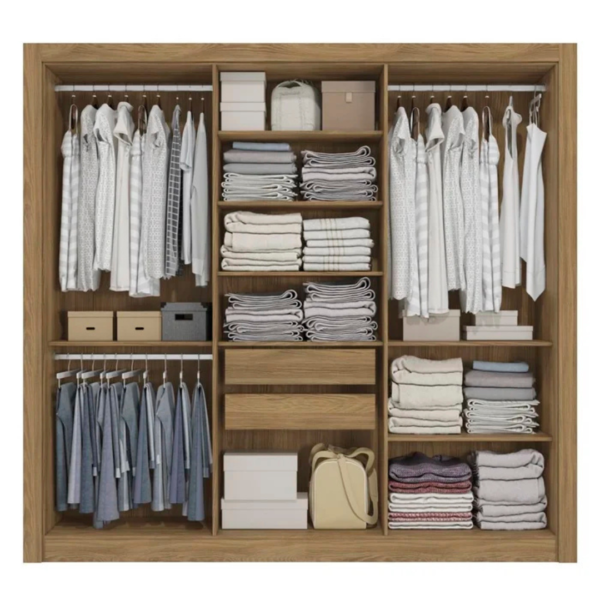 Esse é o modelo de guarda-roupa perfeito para quem quer versatilidade, divisão de espaço e design atual no quarto. Ele é ideal para quarto de solteiro e para quarto de casal, a caixaria possui pintura touch, contando com a textura dos veios da madeira, enquanto as portas possuem acabamento fosco. Uma combinação moderna que deixará seu espaço mais bonito e perfeito. Os puxadores em madeira e a moldura em torno do guarda-roupa deixam ele mais bonito. Ele divide bem o espaço, com nichos de tamanhos diferentes para guardar calçados e roupas nas prateleiras. Os cabideiros são de metal e têm um suporte interno para guardar roupas maiores, como jaquetas e vestidos. Com duas gavetas com corrediças metálicas, você pode guardar roupas pequenas.