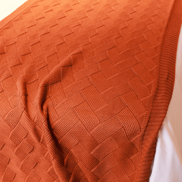 Manta peseira para cama de casal, cama queen, cama king e funciona muito bem para sofás grandes, manta em tricot laranja modelo geométrico e com design exclusivo, peça incrível para deixar o seu ambiente estiloso, com personalidade, super aconchegante e muito sofisticado. O material é feito em tricot de alta qualidade de cor laranja que trás vida ao seu ambiente, a manta é suave ao toque e muito agradável, e para garantir a durabilidade da sua manta, siga as instruções de lavagem que acompanham o produto.