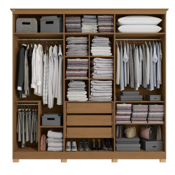O guarda-roupa de casal com 6 portas, 3 gavetas internas traz um bom espaço interno com 02 cabideiros sendo uma parte para roupas longas, 01 calceiro, 01 nicho para sapatos na parte inferior do guarda-roupa, 03 maleiros e 10 nichos para roupas dobradas ou caixas organizadoras. O guarda-roupa é produzido em MDF na escala de brilho fosco, com revestimento e acabamento em pintura touch. Um diferencial no modelo deste guarda-roupa fica para o puxador em cava meia porta, que traz ainda mais charme e estilo para o seu quarto juntamente com os veios na textura em madeira cor canela.