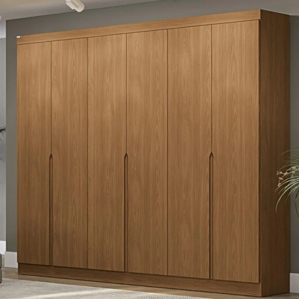 O guarda-roupa de casal com 6 portas, 4 gavetas internas em cor canela traz um bom espaço interno com 02 cabideiros, 02 nichos para sapatos na parte inferior do guarda-roupa, 03 maleiros e 04 nichos para roupas dobradas ou caixas organizadoras. O guarda-roupa é produzido em MDF na escala de brilho fosco, com revestimento e acabamento em pintura touch. Um diferencial no modelo deste guarda-roupa fica para o puxador em cava meia porta, que traz ainda mais charme e estilo para o seu quarto juntamente com os veios na textura em madeira cor canela.