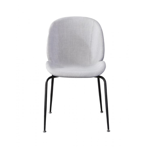 A cadeira Dinamarca apresenta uma silhueta diferenciada, unindo o tradicional ao surpreendente. Ela possui o assento estofado, criando contraste com a base minimalista em aço carbono. Ideal para ambientes modernos e minimalista.