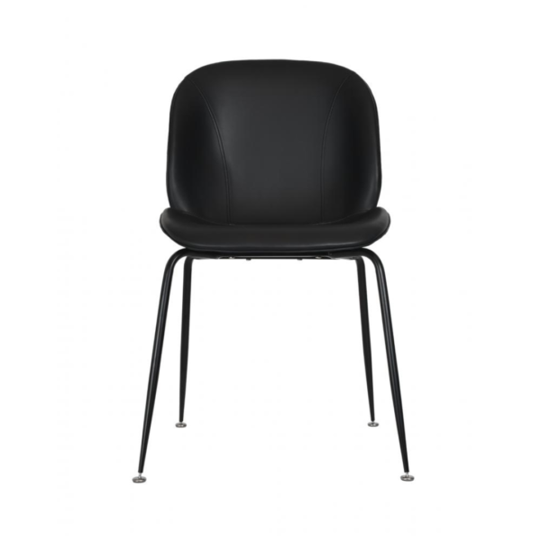 A cadeira Dinamarca apresenta uma silhueta diferenciada, unindo o tradicional ao surpreendente. Ela possui o assento estofado, criando contraste com a base minimalista em aço carbono. Ideal para ambientes modernos e minimalista.