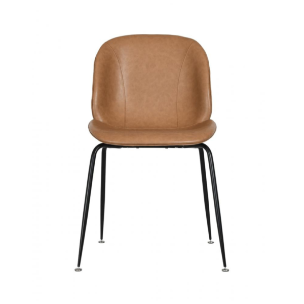 A cadeira Dinamarca apresenta uma silhueta diferenciada, unindo o tradicional ao surpreendente. Ela possui o assento estofado, criando contraste com a base minimalista em aço carbono. Ideal para ambientes modernos e minimalista.