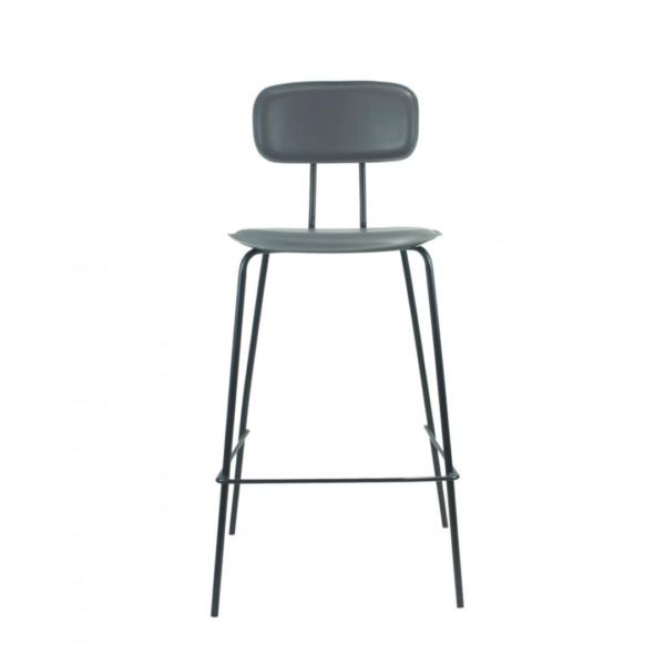 A banqueta New York combina muito com o estilo industrial, seus pés em aço preto fazem com que haja um contraste entre o couro ecológico do assento e encosto. O detalhe que possui na parte das costas, dá todo um charme para a peça. Você que busca um ambiente minimalista também será uma ótima escolha para o seu estilo.