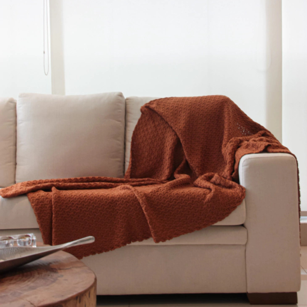 Manta para sofá, poltrona, cama de casal, cama queen, cama king, manta em tricot cobre modelo tramado entrelace e com design exclusivo, peça incrível para deixar o seu ambiente estiloso, super aconchegante e muito sofisticado. O material é feito em tricot de alta qualidade, a manta é suave ao toque e muito agradável, e para garantir a durabilidade da sua manta, siga as instruções de lavagem que acompanham o produto.