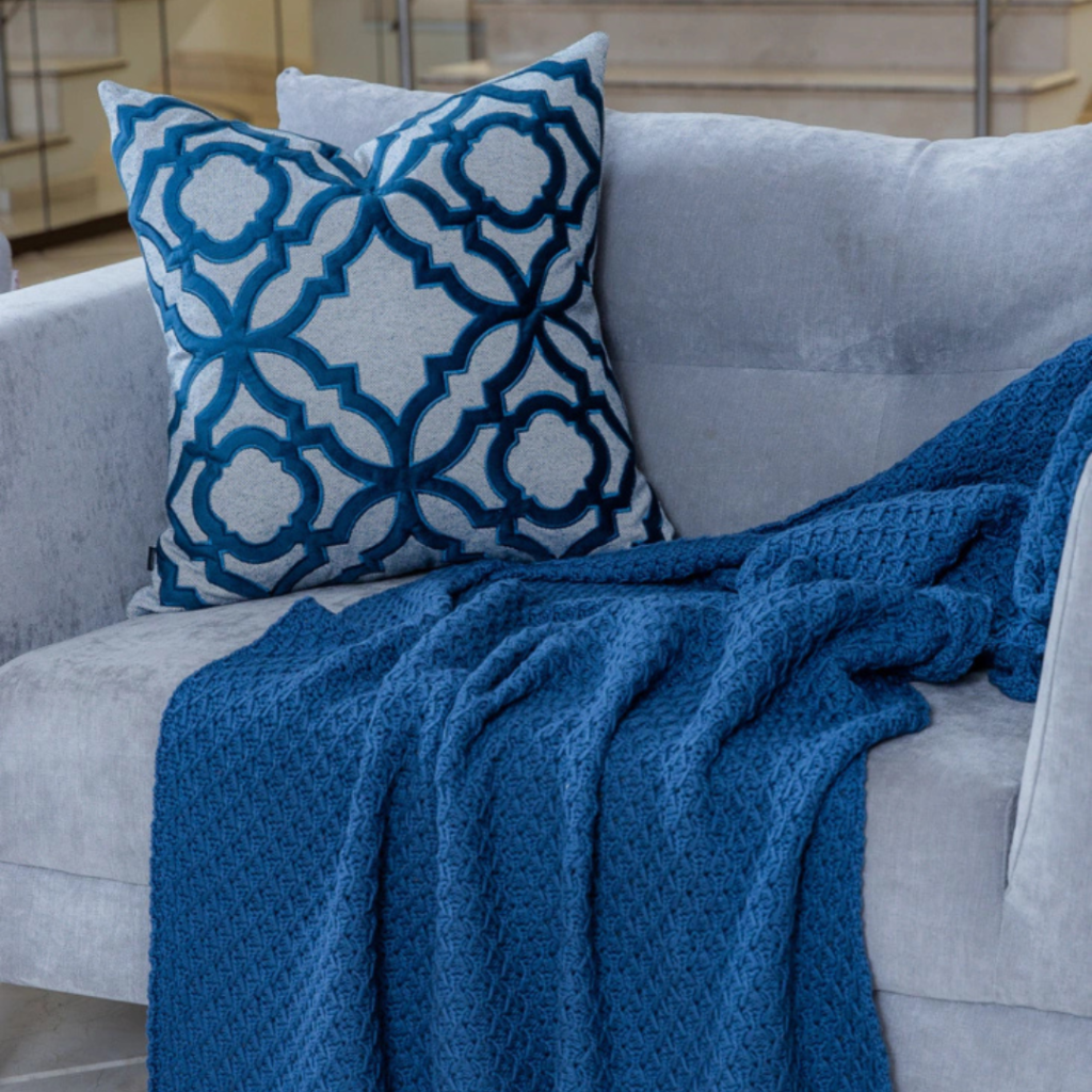 Manta para sofá, poltrona, cama de casal, cama queen, cama king, manta em tricot azul modelo tramado entrelace e com design exclusivo, peça incrível para deixar o seu ambiente estiloso, super aconchegante e muito sofisticado. O material é feito em tricot de alta qualidade, a manta é suave ao toque e muito agradável, e para garantir a durabilidade da sua manta, siga as instruções de lavagem que acompanham o produto.