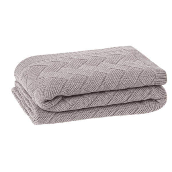 Manta peseira para cama de casal, cama queen, cama king e funciona muito bem para sofás grandes, manta em tricot cinza claro modelo geométrico e com design exclusivo, peça incrível para deixar o seu ambiente estiloso, com personalidade, super aconchegante e muito sofisticado. O material é feito em tricot de alta qualidade, a manta é suave ao toque e muito agradável, e para garantir a durabilidade da sua manta, siga as instruções de lavagem que acompanham o produto.