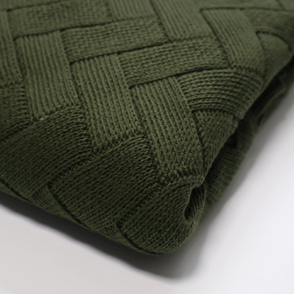 Manta peseira para cama de casal, cama queen, cama king e funciona muito bem para sofás grandes, manta em tricot verde musgo modelo geométrico e com design exclusivo, peça incrível para deixar o seu ambiente estiloso, com personalidade, super aconchegante e muito sofisticado. O material é feito em tricot de alta qualidade, a manta é suave ao toque e muito agradável, e para garantir a durabilidade da sua manta, siga as instruções de lavagem que acompanham o produto.