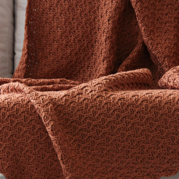 Manta para sofá, poltrona, cama de casal, cama queen, cama king, manta em tricot cobre modelo tramado entrelace e com design exclusivo, peça incrível para deixar o seu ambiente estiloso, super aconchegante e muito sofisticado. O material é feito em tricot de alta qualidade, a manta é suave ao toque e muito agradável, e para garantir a durabilidade da sua manta, siga as instruções de lavagem que acompanham o produto.