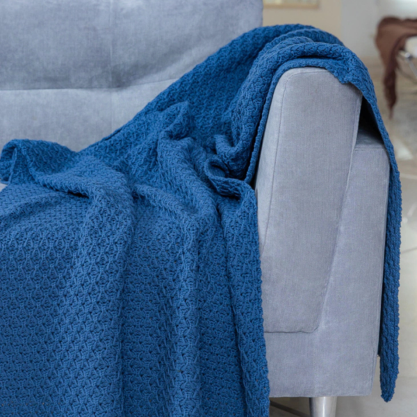 Manta para sofá, poltrona, cama de casal, cama queen, cama king, manta em tricot azul modelo tramado entrelace e com design exclusivo, peça incrível para deixar o seu ambiente estiloso, super aconchegante e muito sofisticado. O material é feito em tricot de alta qualidade, a manta é suave ao toque e muito agradável, e para garantir a durabilidade da sua manta, siga as instruções de lavagem que acompanham o produto.