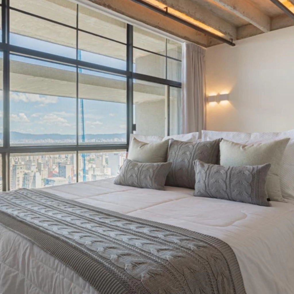 Manta peseira para cama de casal, cama queen, cama king e também funciona muito bem para sofás grandes, manta em tricot cinza claro modelo trança e com design exclusivo, peça incrível para deixar o seu ambiente estiloso e super aconchegante no inverno. O material é feito em tricot de alta qualidade, a manta é suave ao toque e muito agradável, e para garantir a durabilidade da sua manta, siga as instruções de lavagem que acompanham o produto.