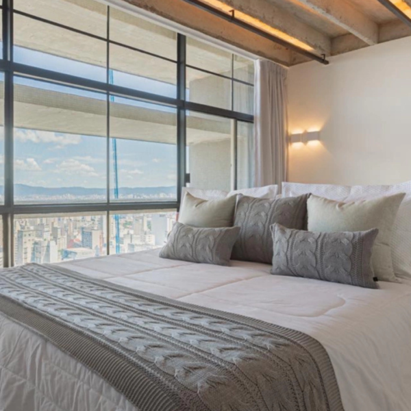 Manta peseira para cama de casal, cama queen, cama king e também funciona muito bem para sofás grandes, manta em tricot cinza claro modelo trança e com design exclusivo, peça incrível para deixar o seu ambiente estiloso e super aconchegante no inverno. O material é feito em tricot de alta qualidade, a manta é suave ao toque e muito agradável, e para garantir a durabilidade da sua manta, siga as instruções de lavagem que acompanham o produto.