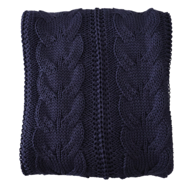 Manta peseira para cama de casal, cama queen, cama king e também funciona muito bem para sofás grandes, manta em tricot azul marinho modelo trança e com design exclusivo, peça incrível para deixar o seu ambiente estiloso e super aconchegante no inverno. O material é feito em tricot de alta qualidade, a manta é suave ao toque e muito agradável, e para garantir a durabilidade da sua manta, siga as instruções de lavagem que acompanham o produto.