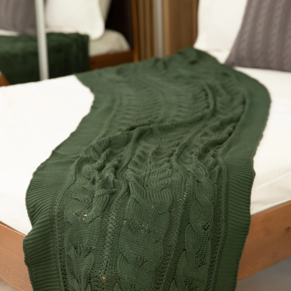 Manta peseira para cama de casal, cama queen, cama king e também funciona muito bem para sofás grandes, manta em tricot verde musgo modelo trança e com design exclusivo, peça incrível para deixar o seu ambiente estiloso e super aconchegante no inverno. O material é feito em tricot de alta qualidade, a manta é suave ao toque e muito agradável, e para garantir a durabilidade da sua manta, siga as instruções de lavagem que acompanham o produto.