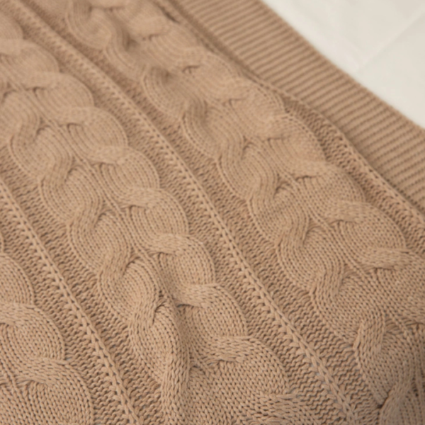 Manta peseira para cama de casal, cama queen, cama king e também funciona muito bem para sofás grandes, manta em tricot sisal modelo trança e com design exclusivo, peça incrível para deixar o seu ambiente estiloso e super aconchegante no inverno. O material é feito em tricot de alta qualidade, a manta é suave ao toque e muito agradável, e para garantir a durabilidade da sua manta, siga as instruções de lavagem que acompanham o produto.