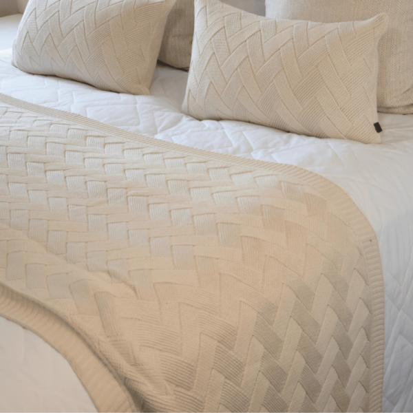 Manta peseira para cama de casal, cama queen, cama king e funciona muito bem para sofás grandes, manta em tricot offwhite modelo geométrico e com design exclusivo, peça incrível para deixar o seu ambiente estiloso, com personalidade, super aconchegante e muito sofisticado. O material é feito em tricot de alta qualidade, a manta é suave ao toque e muito agradável, e para garantir a durabilidade da sua manta, siga as instruções de lavagem que acompanham o produto.
