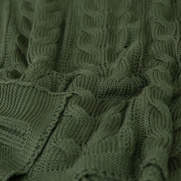 Manta peseira para cama de casal, cama queen, cama king e também funciona muito bem para sofás grandes, manta em tricot verde musgo modelo trança e com design exclusivo, peça incrível para deixar o seu ambiente estiloso e super aconchegante no inverno. O material é feito em tricot de alta qualidade, a manta é suave ao toque e muito agradável, e para garantir a durabilidade da sua manta, siga as instruções de lavagem que acompanham o produto.