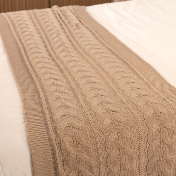 Manta peseira para cama de casal, cama queen, cama king e também funciona muito bem para sofás grandes, manta em tricot sisal modelo trança e com design exclusivo, peça incrível para deixar o seu ambiente estiloso e super aconchegante no inverno. O material é feito em tricot de alta qualidade, a manta é suave ao toque e muito agradável, e para garantir a durabilidade da sua manta, siga as instruções de lavagem que acompanham o produto.