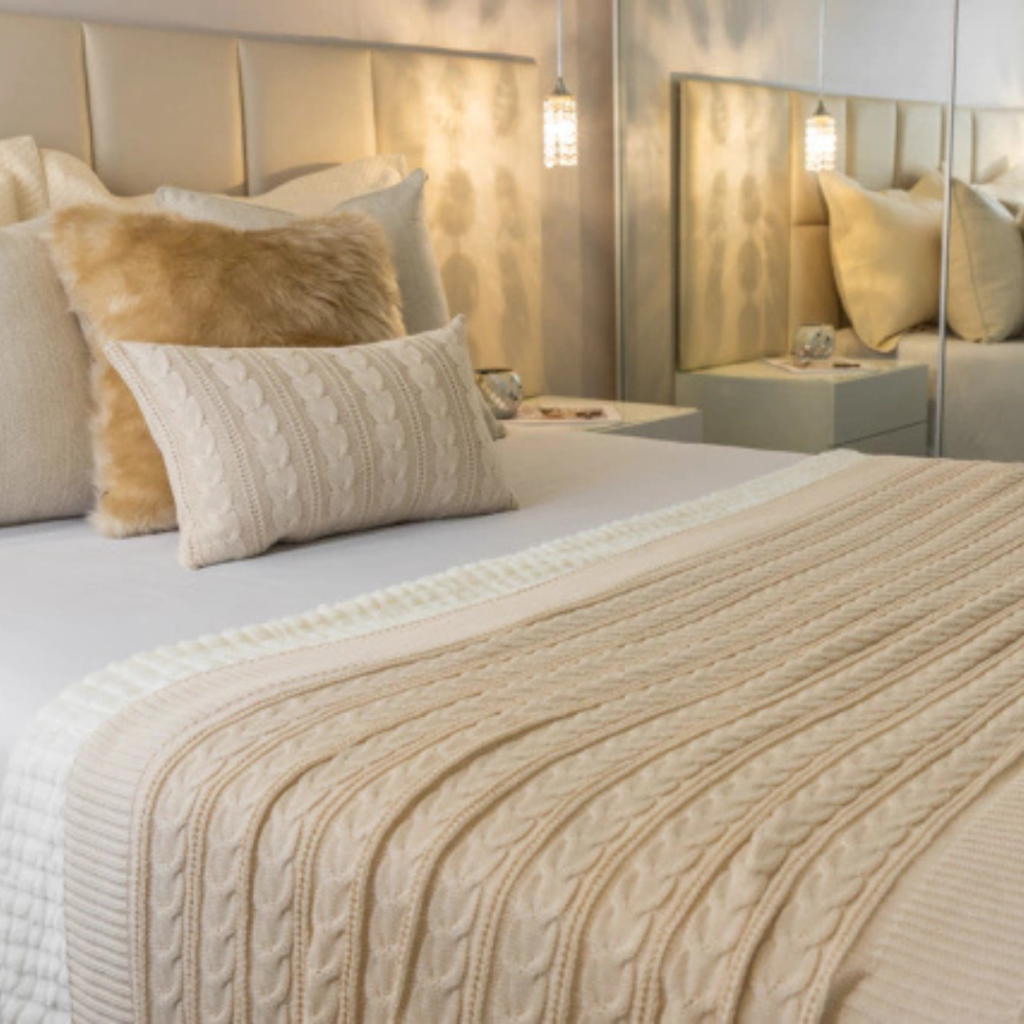 Manta peseira para cama de casal ou cama queen em tricot offwhite modelo trança e com design exclusivo, peça incrível para deixar o seu quarto estiloso e super aconchegante no inverno. O material é feito em tricot de alta qualidade, a manta é suave ao toque e muito agradável, e para garantir a durabilidade da sua manta, siga as instruções de lavagem que acompanham o produto.