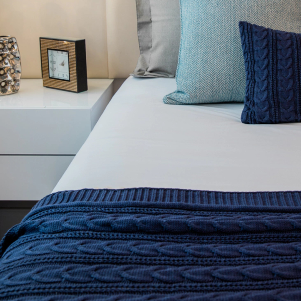 Manta peseira para cama de casal ou cama queen em tricot azul marinho modelo trança e com design exclusivo, peça incrível para deixar o seu quarto estiloso e super aconchegante no inverno. O material é feito em tricot de alta qualidade, a manta é suave ao toque e muito agradável, e para garantir a durabilidade da sua manta, siga as instruções de lavagem que acompanham o produto.