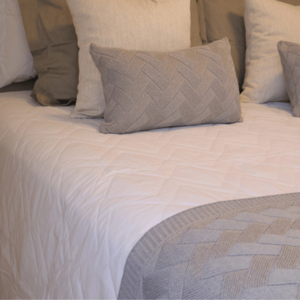 Manta peseira para cama de casal, cama queen, cama king e funciona muito bem para sofás grandes, manta em tricot cinza claro modelo geométrico e com design exclusivo, peça incrível para deixar o seu ambiente estiloso, com personalidade, super aconchegante e muito sofisticado. O material é feito em tricot de alta qualidade, a manta é suave ao toque e muito agradável, e para garantir a durabilidade da sua manta, siga as instruções de lavagem que acompanham o produto.