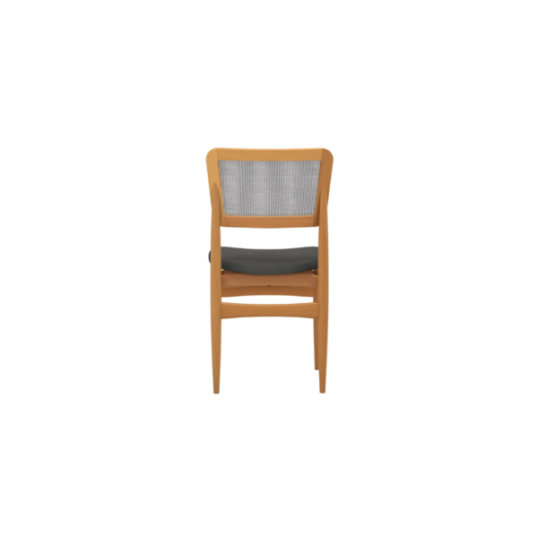 A cadeira Stela é a escolha certa! Com um estilo único e muito moderno, ela é produzida em estrutura resistente, de madeira de eucalipto, garantindo mais durabilidade. Entregue montada, ela suporta até 120 kg, além de combinar com todas as ocasiões, e com medidas de 88 cm de altura, sendo 50 cm a altura do assento, 45,5 cm de largura e 53 cm de profundidade, para ainda mais comodidade, o assento possui um design curvo, acomodando perfeitamente à mesa, e sendo estofado com tecido corino chumbo, garante um toque suave e gostoso para uma sala de jantar ainda mais completa. Os destaques ficam para a telinha cor chumbo no encosto da cadeira, que além de trazer modernidade, torna a peça ainda mais diferenciada. Os pés, torneados palitos, aliados ao assento flutuante, são outro diferencial que chama atenção na peça e transformam seu espaço e momentos, garantindo ainda mais beleza e sofisticação.