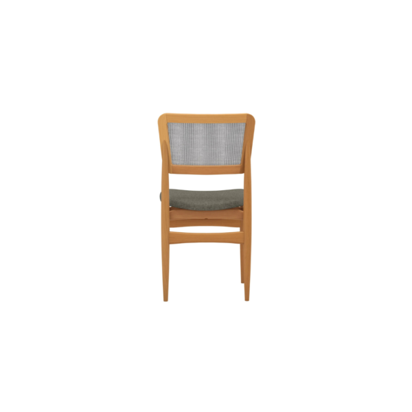 A cadeira Stela é a escolha certa! Com um estilo único e muito moderno, ela é produzida em estrutura resistente, de madeira de eucalipto, garantindo mais durabilidade. Entregue montada, ela suporta até 120 kg, além de combinar com todas as ocasiões, e com medidas de 88 cm de altura, sendo 50 cm a altura do assento, 45,5 cm de largura e 53 cm de profundidade, para ainda mais comodidade, o assento possui um design curvo, acomodando perfeitamente à mesa, e sendo estofado com tecido linho mesclado chumbo, garante um toque suave e gostoso para uma sala de jantar ainda mais completa. Os destaques ficam para a telinha cor chumbo no encosto da cadeira, que além de trazer modernidade, torna a peça ainda mais diferenciada. Os pés, torneados palitos, aliados ao assento flutuante, são outro diferencial que chama atenção na peça e transformam seu espaço e momentos, garantindo ainda mais beleza e sofisticação.