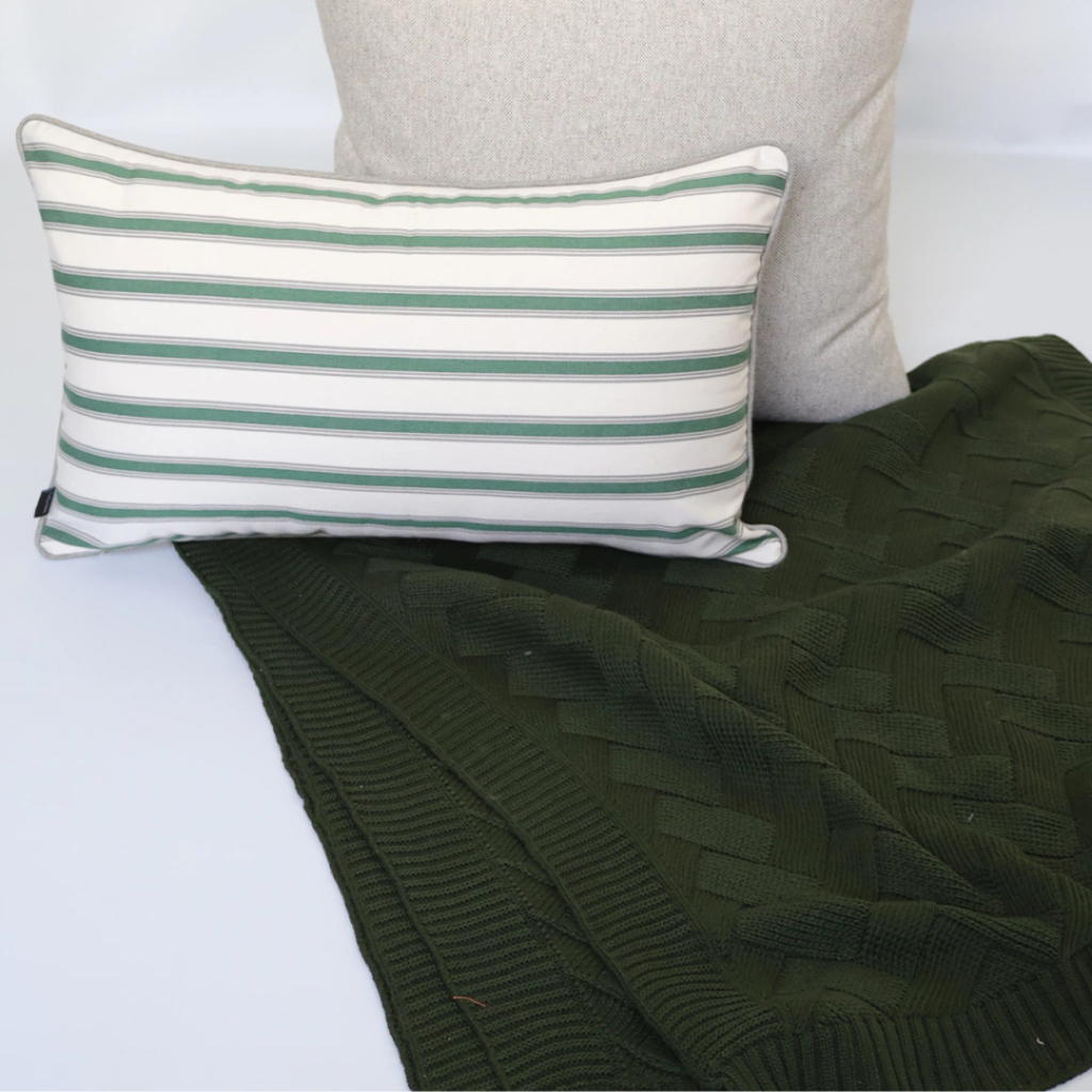 Manta peseira para cama de casal, cama queen, cama king e funciona muito bem para sofás grandes, manta em tricot verde musgo modelo geométrico e com design exclusivo, peça incrível para deixar o seu ambiente estiloso, com personalidade, super aconchegante e muito sofisticado. O material é feito em tricot de alta qualidade, a manta é suave ao toque e muito agradável, e para garantir a durabilidade da sua manta, siga as instruções de lavagem que acompanham o produto.