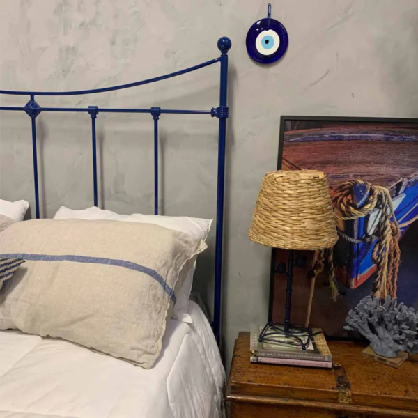A cama Dom de casal em ferro com pezeira alta de 80 cm não é apenas um móvel, mas uma peça que inspira a elegância e a funcionalidade. Seu design encantador transforma o quarto em um verdadeiro refúgio de tranquilidade, onde cada noite é uma nova experiência de conforto. Ideal para quartos de hóspedes, adolescentes e adultos, esta cama oferece um espaço seguro e confortável para dormir, ler e relaxar. Feita manualmente em ferro de alta qualidade, é extremamente resistente e durável. O tratamento de galvanização à fogo e o acabamento em pintura eletrostática garantem proteção contra ferrugem, permitindo seu uso em qualquer ambiente, inclusive em cidades litorâneas. Além disso, a cama é fácil de montar e praticamente não requer manutenção, proporcionando praticidade e tranquilidade por décadas.