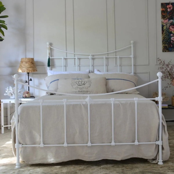 A cama Dom de casal em ferro com pezeira alta de 80 cm não é apenas um móvel, mas uma peça que inspira a elegância e a funcionalidade. Seu design encantador transforma o quarto em um verdadeiro refúgio de tranquilidade, onde cada noite é uma nova experiência de conforto. Ideal para quartos de hóspedes, adolescentes e adultos, esta cama oferece um espaço seguro e confortável para dormir, ler e relaxar. Feita manualmente em ferro de alta qualidade, é extremamente resistente e durável. O tratamento de galvanização à fogo e o acabamento em pintura eletrostática garantem proteção contra ferrugem, permitindo seu uso em qualquer ambiente, inclusive em cidades litorâneas. Além disso, a cama é fácil de montar e praticamente não requer manutenção, proporcionando praticidade e tranquilidade por décadas.