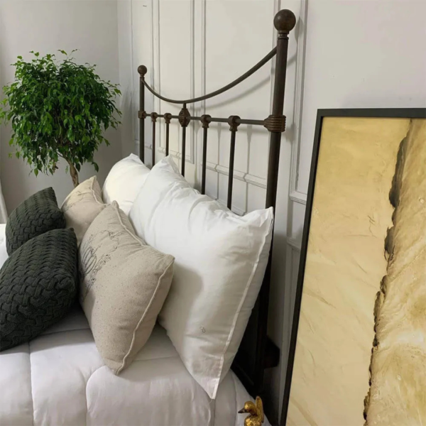 A cama Dom de casal em ferro com pezeira alta de 80 cm não é apenas um móvel, mas uma peça que inspira a elegância e a funcionalidade. Seu design encantador transforma o quarto em um verdadeiro refúgio de tranquilidade, onde cada noite é uma nova experiência de conforto. Ideal para quartos de hóspedes, adolescentes e adultos, esta cama oferece um espaço seguro e confortável para dormir, ler e relaxar. Feita manualmente em ferro de alta qualidade, é extremamente resistente e durável. O tratamento de galvanização à fogo e o acabamento em pintura eletrostática garantem proteção contra ferrugem, permitindo seu uso em qualquer ambiente, inclusive em cidades litorâneas. Além disso, a cama é fácil de montar e praticamente não requer manutenção, proporcionando praticidade e tranquilidade por décadas.