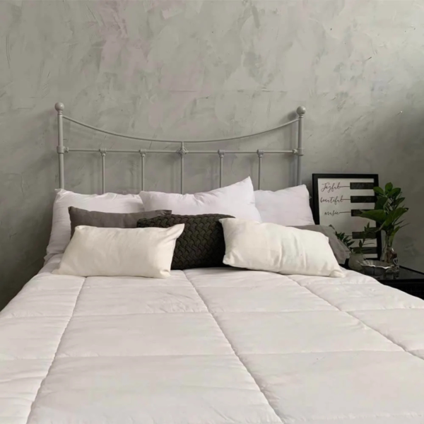 A cama Dom de casal em ferro com pezeira alta de 80 cm não é apenas um móvel, mas uma peça que inspira a elegância e a funcionalidade. Seu design encantador transforma o quarto em um verdadeiro refúgio de tranquilidade, onde cada noite é uma nova experiência de conforto. Ideal para quartos de hóspedes, adolescentes e adultos, esta cama oferece um espaço seguro e confortável para dormir, ler e relaxar. Feita manualmente em ferro de alta qualidade, é extremamente resistente e durável. O tratamento de galvanização à fogo e o acabamento em pintura eletrostática garantem proteção contra ferrugem, permitindo seu uso em qualquer ambiente, inclusive em cidades litorâneas. Além disso, a cama é fácil de montar e praticamente não requer manutenção, proporcionando praticidade e tranquilidade por décadas.
