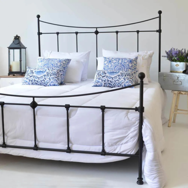 A cama Dom de casal em ferro com pezeira alta de 80 cm não é apenas um móvel, mas uma peça que inspira a elegância e a funcionalidade. Seu design encantador transforma o quarto em um verdadeiro refúgio de tranquilidade, onde cada noite é uma nova experiência de conforto. Ideal para quartos de hóspedes, adolescentes e adultos, esta cama oferece um espaço seguro e confortável para dormir, ler e relaxar. Feita manualmente em ferro de alta qualidade, é extremamente resistente e durável. O tratamento de galvanização à fogo e o acabamento em pintura eletrostática garantem proteção contra ferrugem, permitindo seu uso em qualquer ambiente, inclusive em cidades litorâneas. Além disso, a cama é fácil de montar e praticamente não requer manutenção, proporcionando praticidade e tranquilidade por décadas.