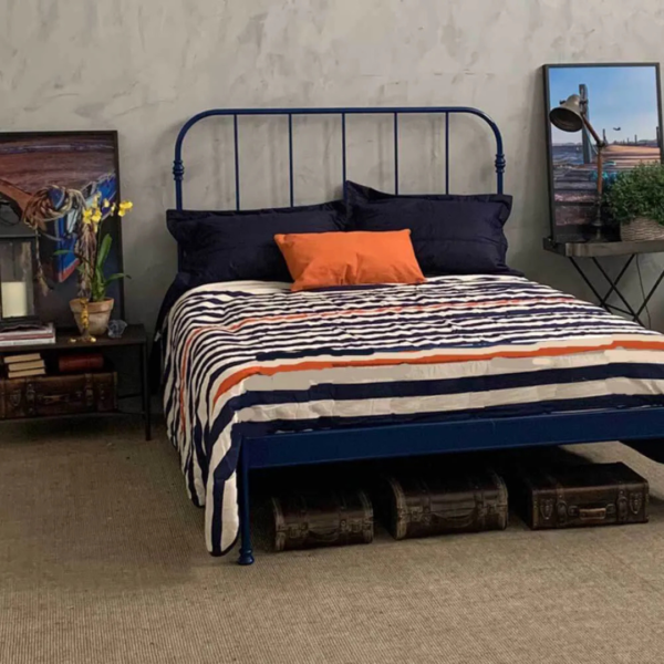 A cama modelo Patente de casal é a escolha perfeita para quem deseja unir elegância e funcionalidade em um único móvel. Esta peça versátil em ferro é ideal para decorar todos os tipos de quarto, proporcionando um ambiente encantador e seguro para descanso e momentos de relaxamento. Com a pezeira reta, o ambiente fica mais amplo e esse modelo é mais fácil de manter organizado. Feita manualmente em ferro de alta qualidade, esta cama é extremamente resistente e durável. O tratamento de galvanização à fogo e o acabamento em pintura eletrostática garantem proteção contra ferrugem, permitindo seu uso em qualquer ambiente, inclusive em cidades litorâneas. Além disso, a cama é fácil de montar e praticamente não requer manutenção, proporcionando praticidade e tranquilidade por décadas.