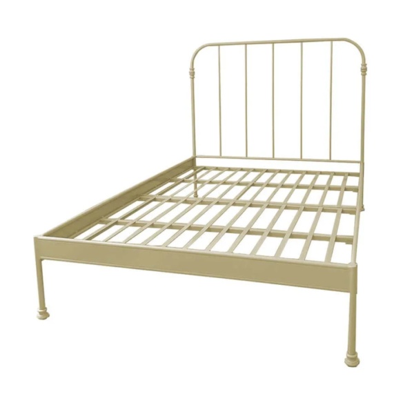 A cama modelo Patente de casal é a escolha perfeita para quem deseja unir elegância e funcionalidade em um único móvel. Esta peça versátil em ferro é ideal para decorar todos os tipos de quarto, proporcionando um ambiente encantador e seguro para descanso e momentos de relaxamento. Com a pezeira reta, o ambiente fica mais amplo e esse modelo é mais fácil de manter organizado. Feita manualmente em ferro de alta qualidade, esta cama é extremamente resistente e durável. O tratamento de galvanização à fogo e o acabamento em pintura eletrostática garantem proteção contra ferrugem, permitindo seu uso em qualquer ambiente, inclusive em cidades litorâneas. Além disso, a cama é fácil de montar e praticamente não requer manutenção, proporcionando praticidade e tranquilidade por décadas.
