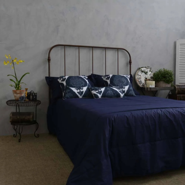 A cama modelo Patente de casal é a escolha perfeita para quem deseja unir elegância e funcionalidade em um único móvel. Esta peça versátil em ferro é ideal para decorar todos os tipos de quarto, proporcionando um ambiente encantador e seguro para descanso e momentos de relaxamento. Com a pezeira reta, o ambiente fica mais amplo e esse modelo é mais fácil de manter organizado. Feita manualmente em ferro de alta qualidade, esta cama é extremamente resistente e durável. O tratamento de galvanização à fogo e o acabamento em pintura eletrostática garantem proteção contra ferrugem, permitindo seu uso em qualquer ambiente, inclusive em cidades litorâneas. Além disso, a cama é fácil de montar e praticamente não requer manutenção, proporcionando praticidade e tranquilidade por décadas.