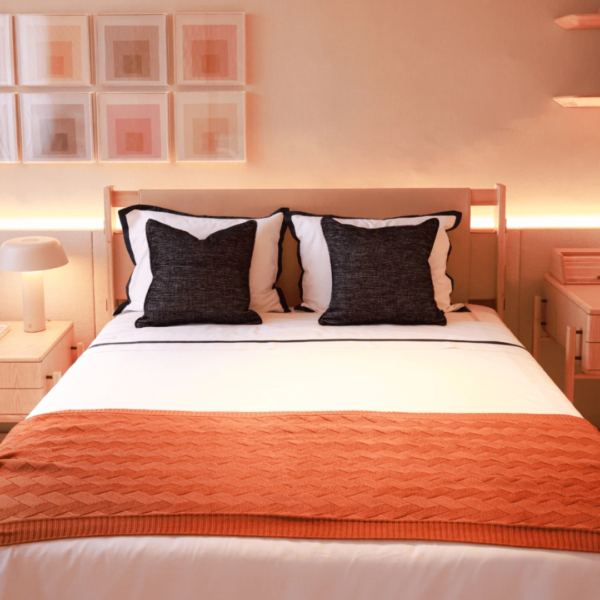 Manta peseira para cama de casal, cama queen, cama king e funciona muito bem para sofás grandes, manta em tricot laranja modelo geométrico e com design exclusivo, peça incrível para deixar o seu ambiente estiloso, com personalidade, super aconchegante e muito sofisticado. O material é feito em tricot de alta qualidade de cor laranja que trás vida ao seu ambiente, a manta é suave ao toque e muito agradável, e para garantir a durabilidade da sua manta, siga as instruções de lavagem que acompanham o produto.